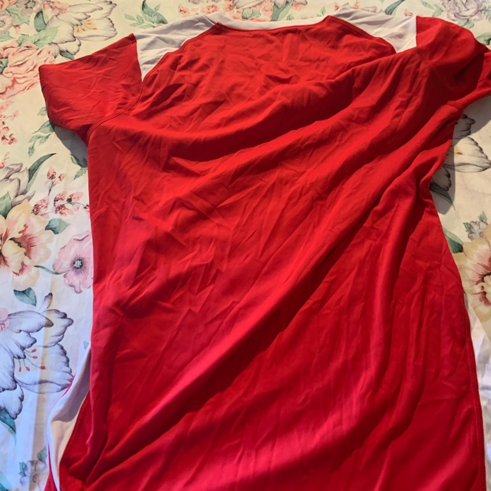 Oasis Red V-Neck Athletic Top with White Accents Size Medium - Picture 5 of 5